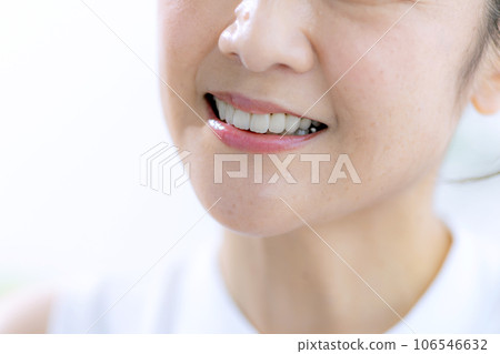 Mouth whitening for middle-aged women 106546632