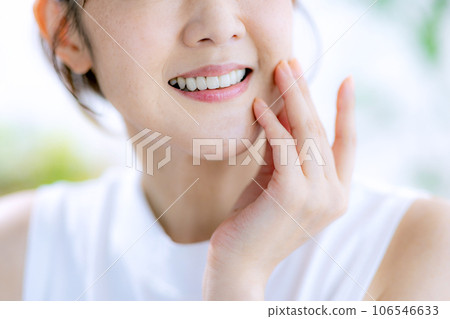 Mouth whitening for middle-aged women 106546633