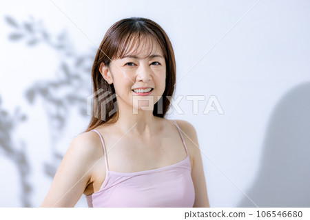 Middle women beauty 106546680