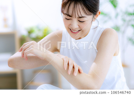 Middle-aged women sunscreen 106546740