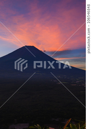(Yamanashi Prefecture) Sunrise sky and silhouette of Mt. Fuji seen from Mt. Ryugatake (Yamanashi Prefecture) Sunrise sky and silhouette of Mt. Fuji seen from Mt. Ryugatake 106546848