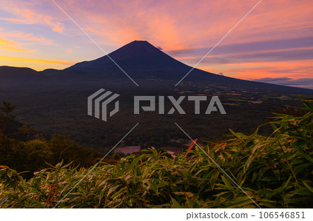 (Yamanashi Prefecture) Sunrise sky and silhouette of Mt. Fuji seen from Mt. Ryugatake 106546851