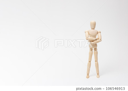 素描人偶,雙臂交叉,端莊站立。 素描人偶,雙臂交叉,端莊站立。 106546913