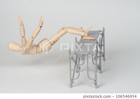 繪製從臨時腳手架上墜落的人物 106546954