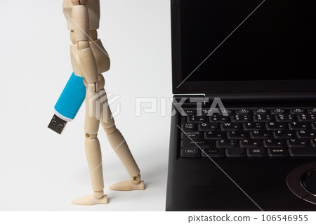 從計算機中取出 USB 存儲器的人 106546955