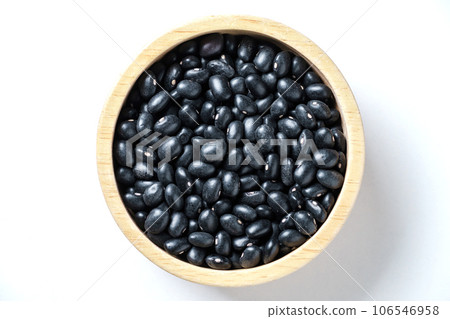 Black lentil In a wooden cup. 106546958