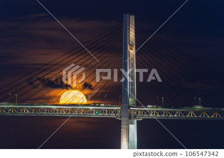 [Kanagawa Prefecture] Yokohama Bay Bridge and Supermoon 106547342
