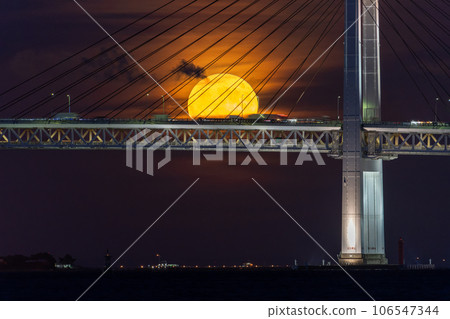 [Kanagawa Prefecture] Yokohama Bay Bridge and Supermoon 106547344