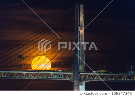 [Kanagawa Prefecture] Yokohama Bay Bridge and Supermoon 106547346
