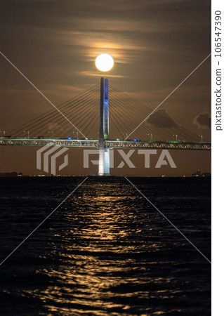 [Kanagawa Prefecture] Yokohama Bay Bridge and Supermoon 106547390