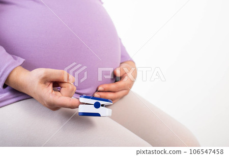 Measurement of oxygen in the blood of a pregnant woman. Hypoxia during pregnancy. Copy space for text Measurement of oxygen in the blood of a pregnant woman. Hypoxia during pregnancy. Copy space for text 106547458