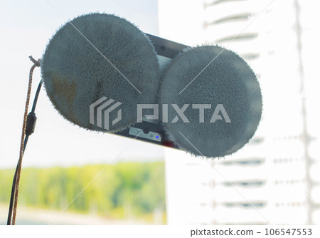 Clean windows safely with a window cleaning robot, close-up Clean windows safely with a window cleaning robot, close-up 106547553