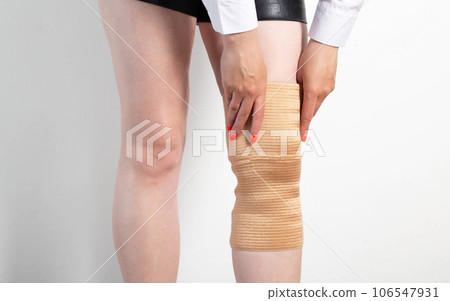 Orthopedic medical kneecap on the leg of a girl. Fixation and support of the knee joint after injury. 106547931