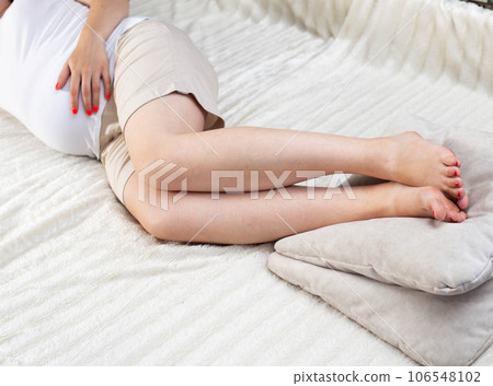 Pain and heaviness in the legs in pregnant women. Varicose veins on the legs of pregnant women. Close-up 106548102