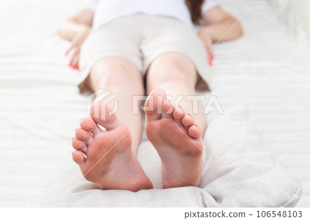 Pain and heaviness in the legs in pregnant women. Varicose veins on the legs of pregnant women. Close-up 106548103
