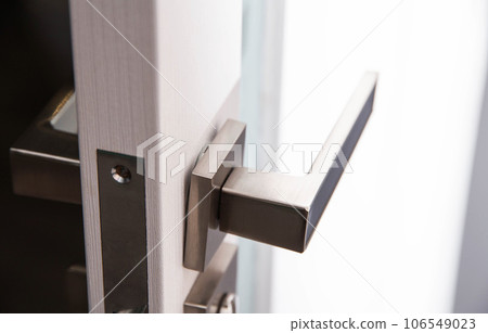 Broken doorknob in interior door. Poor quality fittings, close-up 106549023