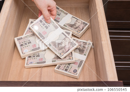 [A housewife who hides a wad of money in the chest drawer] 106550545