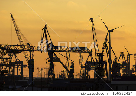 The harbor of Hamburg, Germany 106552424