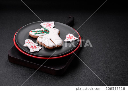 A beautiful Christmas composition consisting of ceramic plates, gingerbread and other elements 106553316