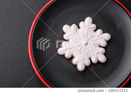 A beautiful Christmas composition consisting of ceramic plates, gingerbread and other elements 106553325
