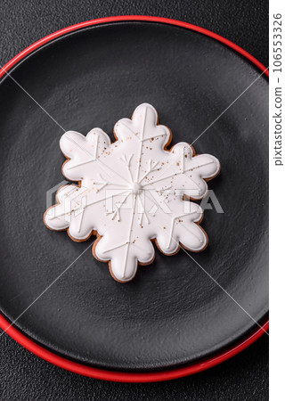 A beautiful Christmas composition consisting of ceramic plates, gingerbread and other elements 106553326