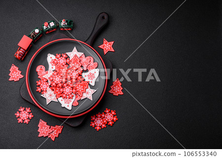 A beautiful Christmas composition consisting of ceramic plates, gingerbread and other elements 106553340