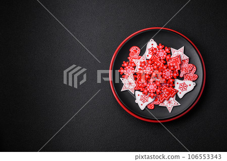 A beautiful Christmas composition consisting of ceramic plates, gingerbread and other elements 106553343