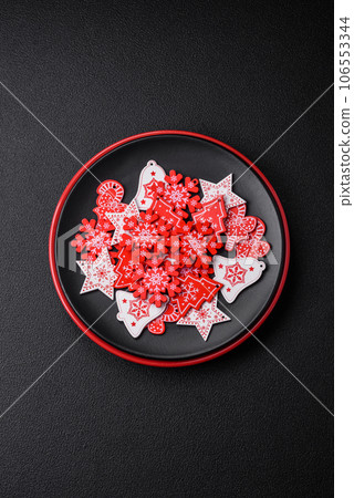 A beautiful Christmas composition consisting of ceramic plates, gingerbread and other elements A beautiful Christmas composition consisting of ceramic plates, gingerbread and other elements 106553344