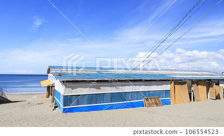Summer at Isshiki Beach in front of the Hayama Imperial Villa (Hayama Town, Miura District, Kanagawa Prefecture) 106554523