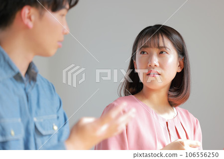 A junior woman with a slightly uneasy expression in mentoring with seniors_1 A junior woman with a slightly uneasy expression in mentoring with seniors_1 106556250