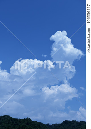 Hakushu-cho, Hokuto City, thunder clouds rising high in the blue summer sky Hakushu-cho, Hokuto City, thunder clouds rising high in the blue summer sky 106556337