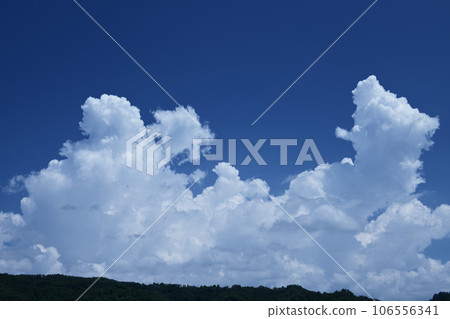 北斗市白州町,夏日藍色天空中高高升起的雷雲 北斗市白州町,夏日藍色天空中高高升起的雷雲 106556341