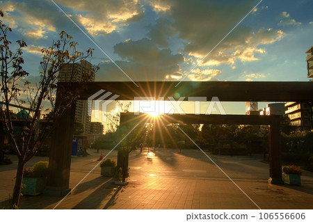從通往阪神尼崎站的甲板上的木門、散步道看到的日落 從通往阪神尼崎站的甲板上的木門、散步道看到的日落 106556606