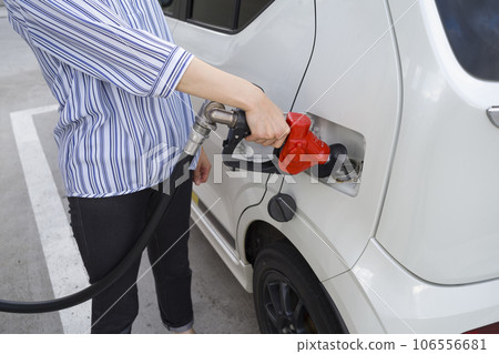 男子在加油站給汽車加油 男子在加油站給汽車加油 106556681