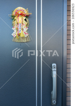 Decorations to decorate your front door during New Year's Day 106556923