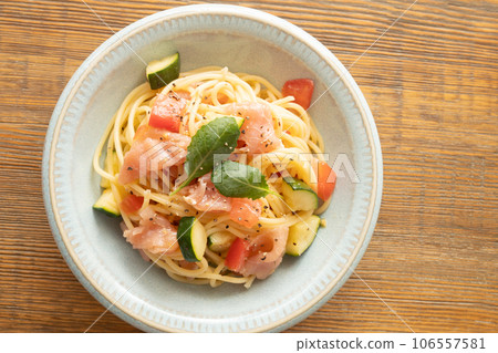 Cold pasta of raw ham and tomato 106557581