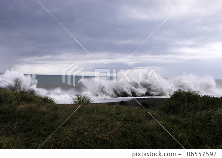 High wave of typhoon High wave of typhoon 106557592