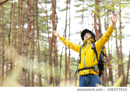 享受徒步旅行的男人 106557910