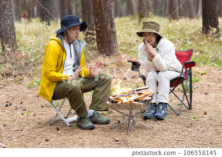 Couple enjoying camping 106558145