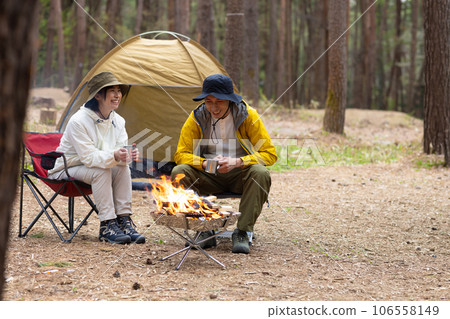 Couple enjoying camping 106558149
