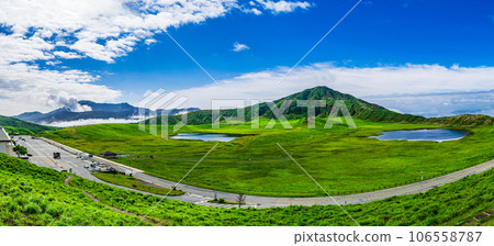 草千里濱_烏帽子山北麓有大池塘和放牧馬匹的田園風光，俯瞰著冒著火山煙霧的中嶽山。 106558787