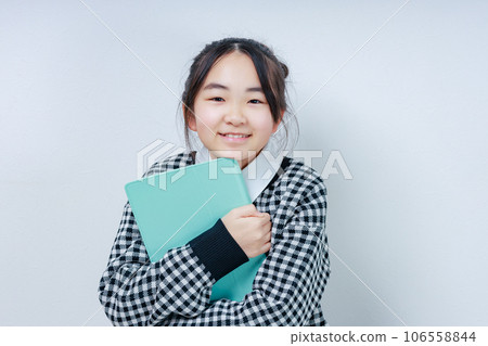 看著相機微笑的女孩 106558844
