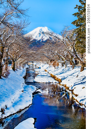 Yamanashi Oshino Village's Snow Scenery ~View of Mt.Fuji from the Shinnasho River~ 106558934
