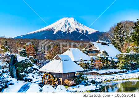 忍野八海和被雪覆蓋的富士山 106559141