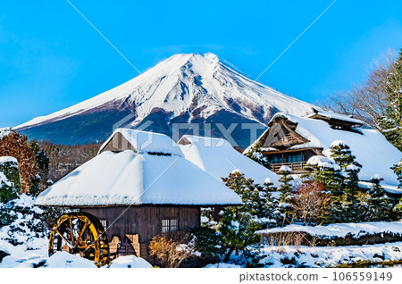 忍野八海和被雪覆蓋的富士山 忍野八海和被雪覆蓋的富士山 106559149