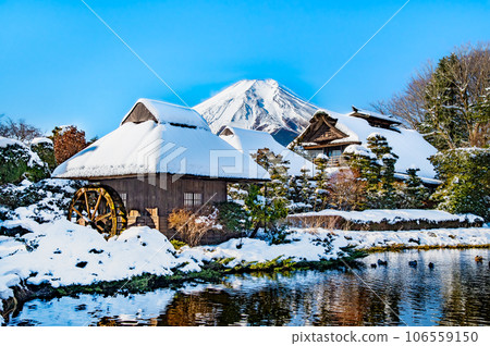 忍野八海和被雪覆蓋的富士山 忍野八海和被雪覆蓋的富士山 106559150