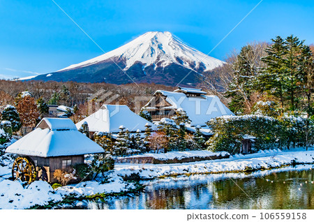 忍野八海和被雪覆蓋的富士山 106559158