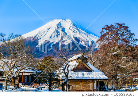 忍野八海和被雪覆蓋的富士山 106559163