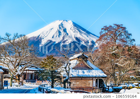 忍野八海和被雪覆蓋的富士山 忍野八海和被雪覆蓋的富士山 106559164