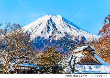 忍野八海和被雪覆蓋的富士山 忍野八海和被雪覆蓋的富士山 106559165
